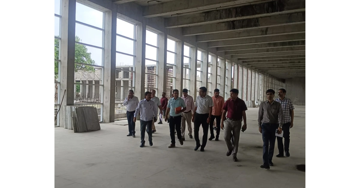 छत्रपति शिवाजी महाराज संग्रहालय आगरा, DM अरविंद बंगारी निरीक्षण, आगरा पर्यटन विकास, शिवाजी महाराज म्यूजियम निर्माण, दिसंबर 2026 तक संग्रहालय, आगरा पर्यटन समाचार, प्री कास्ट तकनीक निर्माण, आगरा जिले की खबरें, आगरा संग्रहालय प्रोजेक्ट, पर्यटन स्थलों का विकास आगरा