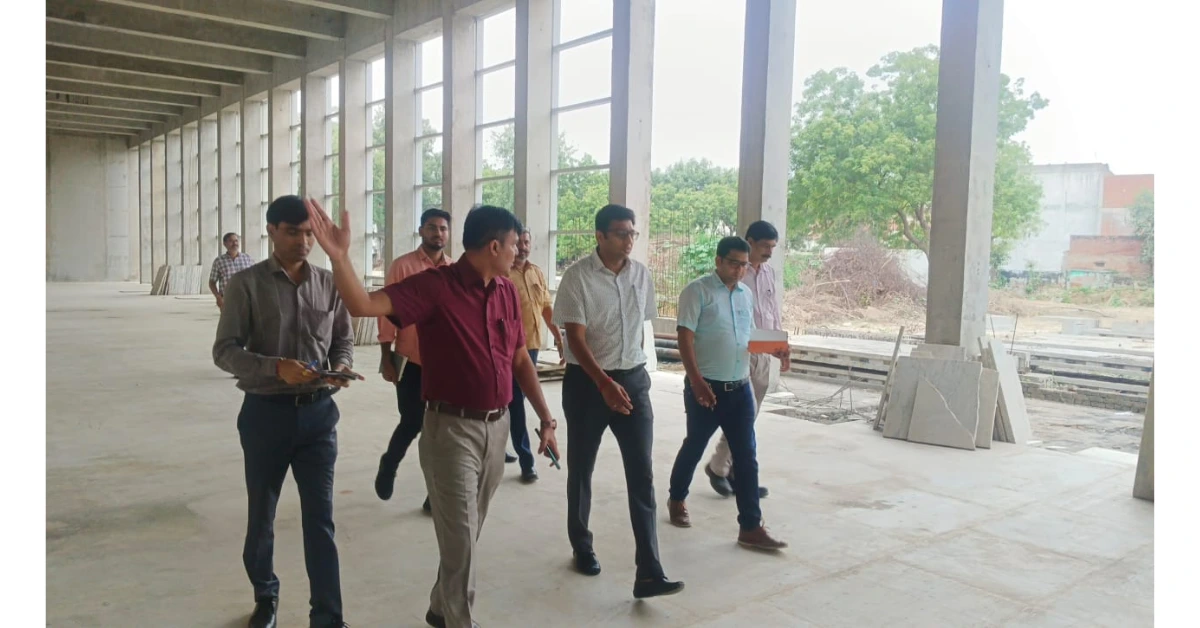 छत्रपति शिवाजी महाराज संग्रहालय आगरा, DM अरविंद बंगारी निरीक्षण, आगरा पर्यटन विकास, शिवाजी महाराज म्यूजियम निर्माण, दिसंबर 2026 तक संग्रहालय, आगरा पर्यटन समाचार, प्री कास्ट तकनीक निर्माण, आगरा जिले की खबरें, आगरा संग्रहालय प्रोजेक्ट, पर्यटन स्थलों का विकास आगरा