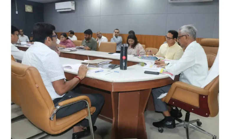 मण्डलायुक्त शैलेन्द्र कुमार सिंह, आगरा मंडल समीक्षा बैठक, कर-करेत्तर समीक्षा आगरा, आईजीआरएस बैठक आगरा, आगरा समाचार 2025, स्टाम्प पंजीकरण आगरा, आबकारी विभाग आगरा, परिवहन विभाग आगरा, विद्युत विभाग आगरा, राजस्व वसूली आगरा