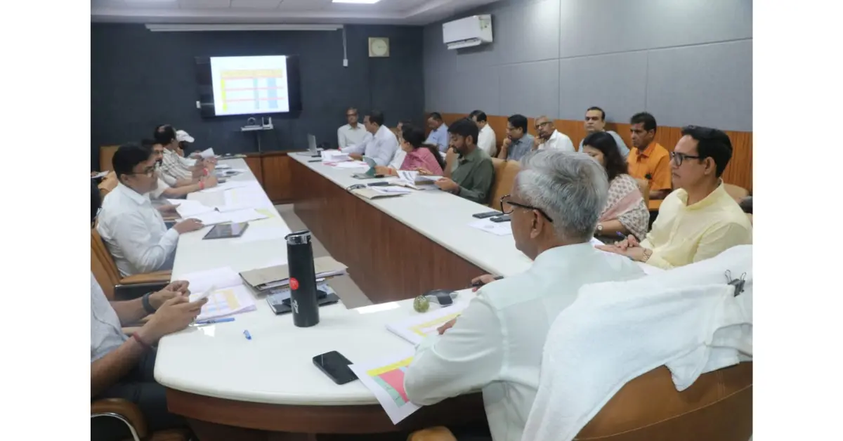 मण्डलायुक्त शैलेन्द्र कुमार सिंह, आगरा मंडल समीक्षा बैठक, कर-करेत्तर समीक्षा आगरा, आईजीआरएस बैठक आगरा, आगरा समाचार 2025, स्टाम्प पंजीकरण आगरा, आबकारी विभाग आगरा, परिवहन विभाग आगरा, विद्युत विभाग आगरा, राजस्व वसूली आगरा