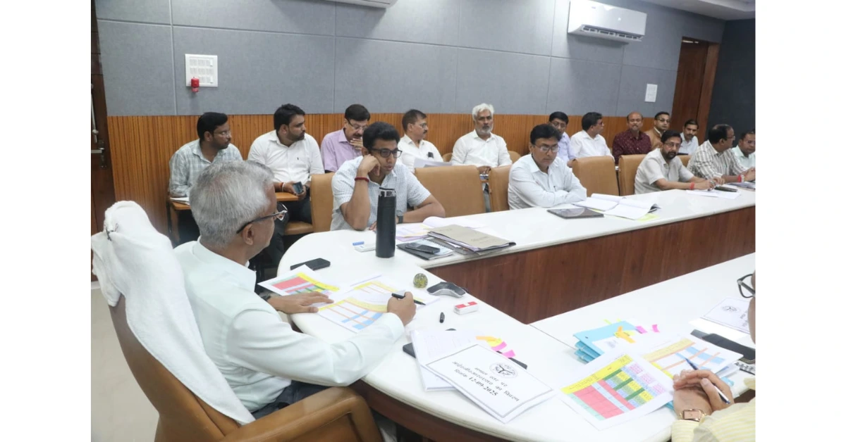 मण्डलायुक्त शैलेन्द्र कुमार सिंह, आगरा मंडल समीक्षा बैठक, कर-करेत्तर समीक्षा आगरा, आईजीआरएस बैठक आगरा, आगरा समाचार 2025, स्टाम्प पंजीकरण आगरा, आबकारी विभाग आगरा, परिवहन विभाग आगरा, विद्युत विभाग आगरा, राजस्व वसूली आगरा