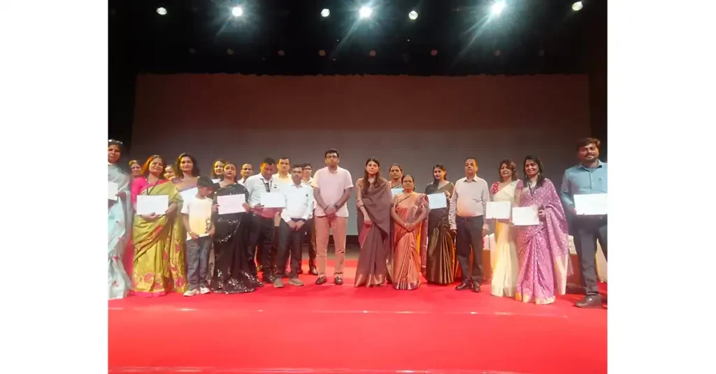 आगरा शिक्षकोत्सव: 800 शिक्षकों का सम्मान, जिलाधिकारी ने किया निपुण चैटवोट ऐप का शुभारंभ आगरा शिक्षकोत्सव 2025, शिक्षक दिवस कार्यक्रम आगरा, 800 शिक्षकों का सम्मान, जिलाधिकारी अरविंद मल्लप्पा बंगारी, सीडीओ प्रतिभा सिंह शिक्षा, निपुण चैटवोट ऐप लॉन्च, आगरा सूरसदन प्रेक्षागृह कार्यक्रम