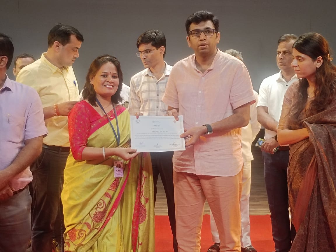 आगरा शिक्षकोत्सव 2025, शिक्षक दिवस कार्यक्रम आगरा, 800 शिक्षकों का सम्मान, जिलाधिकारी अरविंद मल्लप्पा बंगारी, सीडीओ प्रतिभा सिंह शिक्षा, निपुण चैटवोट ऐप लॉन्च, आगरा सूरसदन प्रेक्षागृह कार्यक्रम