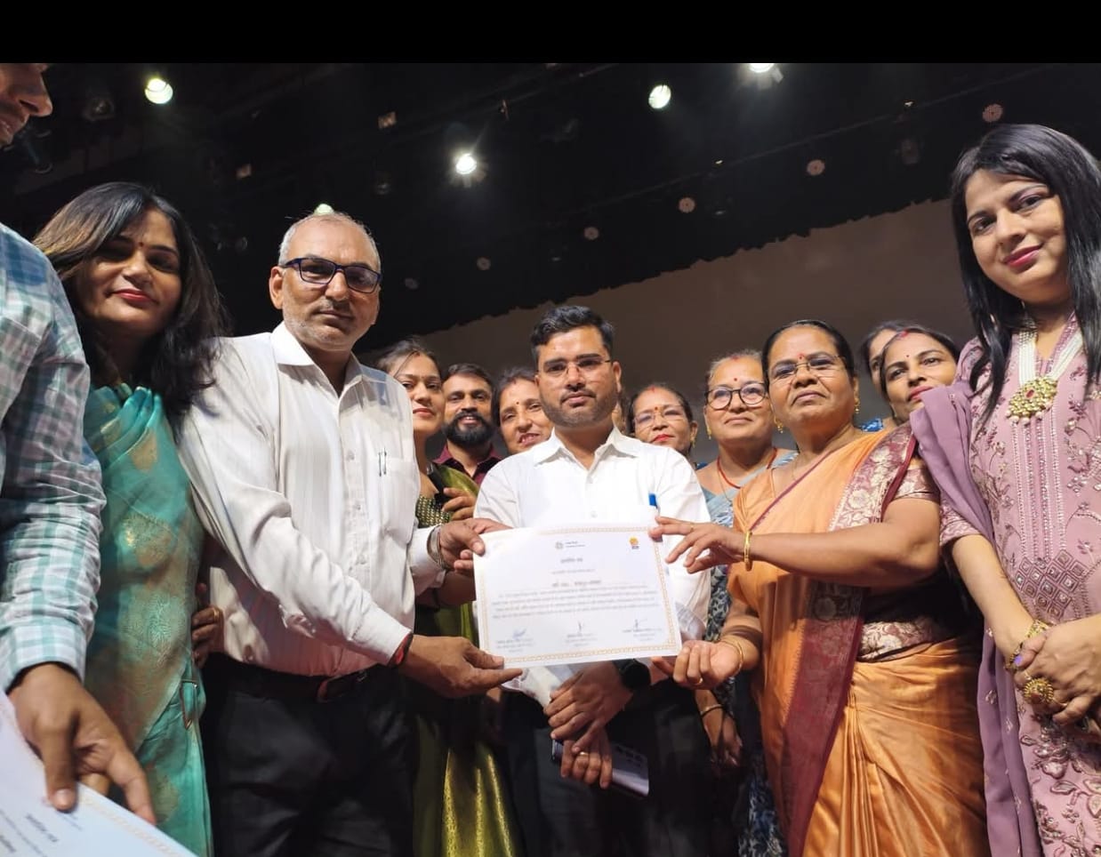 आगरा शिक्षकोत्सव 2025, शिक्षक दिवस कार्यक्रम आगरा, 800 शिक्षकों का सम्मान, जिलाधिकारी अरविंद मल्लप्पा बंगारी, सीडीओ प्रतिभा सिंह शिक्षा, निपुण चैटवोट ऐप लॉन्च, आगरा सूरसदन प्रेक्षागृह कार्यक्रम