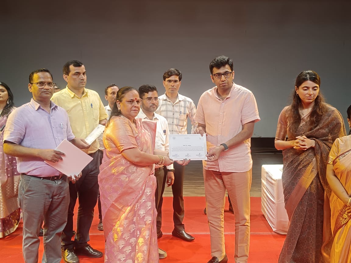 आगरा शिक्षकोत्सव 2025, शिक्षक दिवस कार्यक्रम आगरा, 800 शिक्षकों का सम्मान, जिलाधिकारी अरविंद मल्लप्पा बंगारी, सीडीओ प्रतिभा सिंह शिक्षा, निपुण चैटवोट ऐप लॉन्च, आगरा सूरसदन प्रेक्षागृह कार्यक्रम