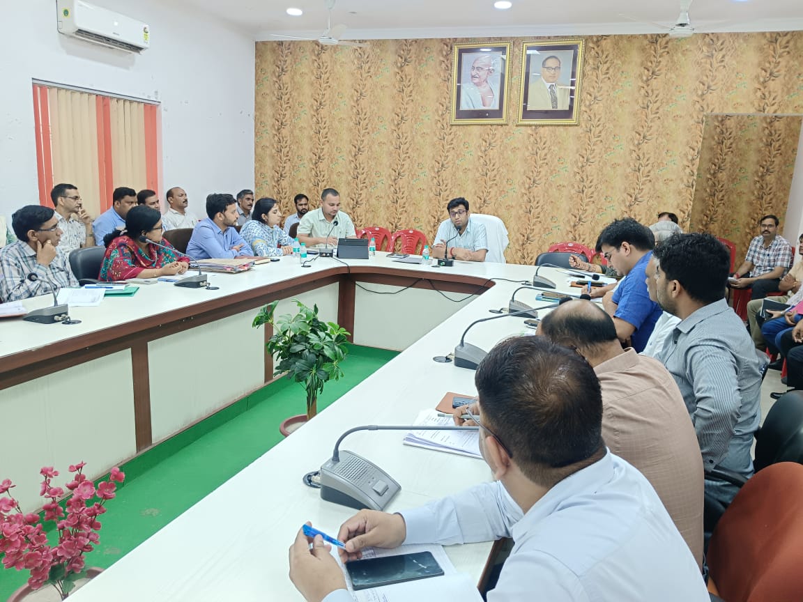 जिलाधिकारी अरविंद मल्लप्पा बंगारी, आईजीआरएस समीक्षा बैठक आगरा