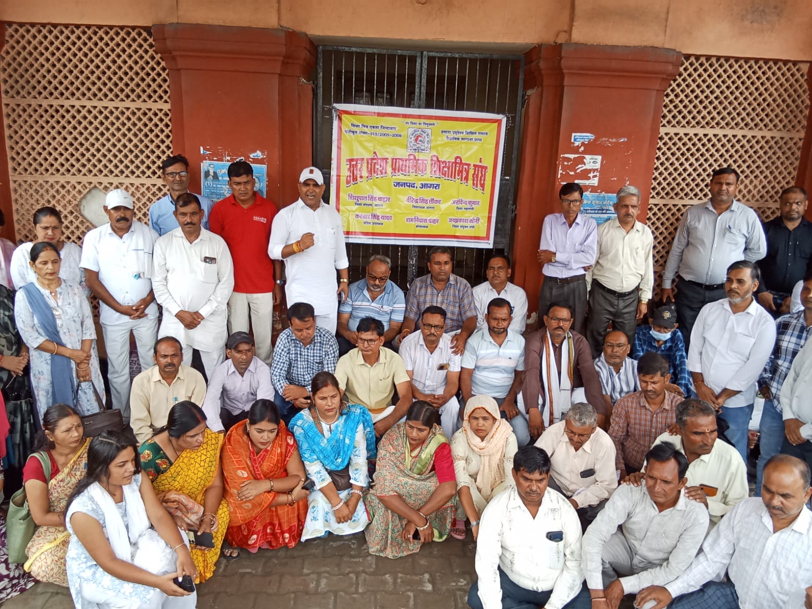 शिक्षक दिवस पर शिक्षामित्रों का उपवास व धरना