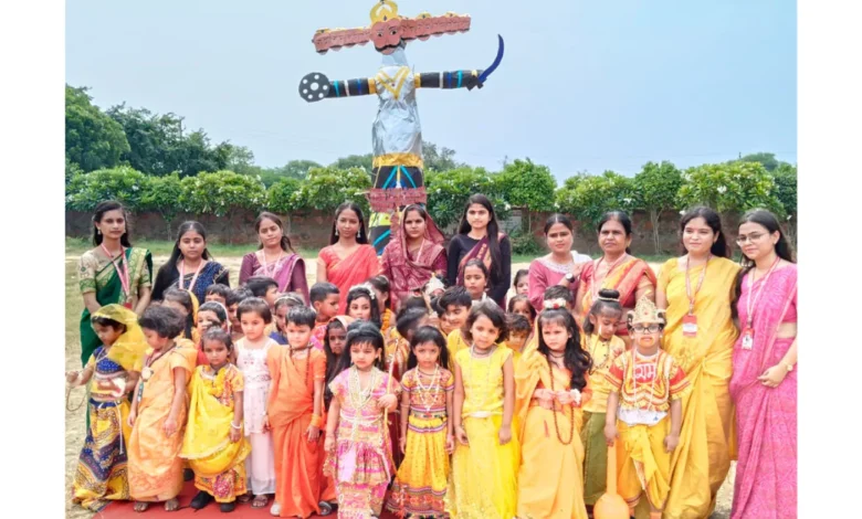 रामानुजन इंटरनेशनल स्कूल दशहरा, राम रावण युद्ध मंचन 2025, रावण दहन आगरा स्कूल, विजयदशमी कार्यक्रम 2025, दशहरा पर्व रामानुजन स्कूल, रामायण मंचन आगरा, बुराई पर अच्छाई की विजय, स्कूल कल्चरल प्रोग्राम दशहरा