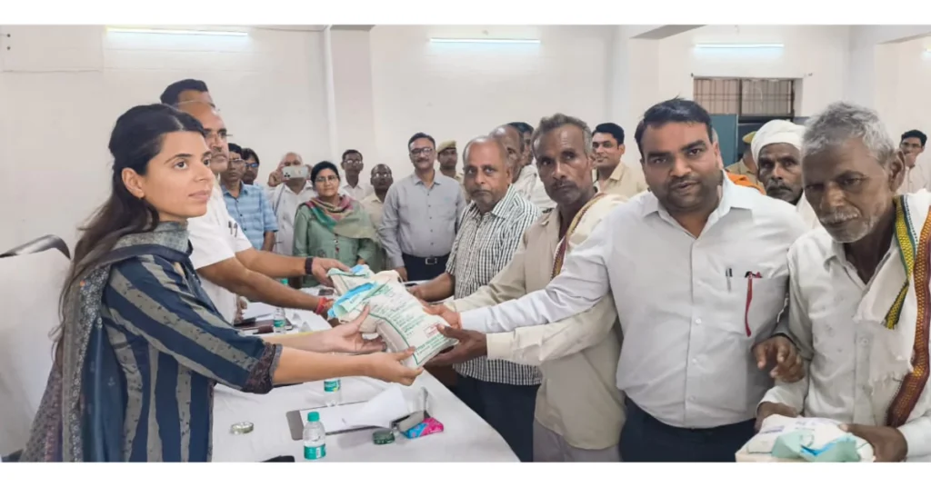 आगरा सरसों मिनिकिट योजना 2025: आगरा में किसानों को मुफ्त सरसों मिनिकिट वितरण, “पूसा सरसों 32” बीज से पैदावार में बढ़ोतरी आगरा सरसों मिनिकिट योजना 2025, मुफ्त सरसों बीज यूपी सरकार, पूसा सरसों 32 बीज वितरण, यूपी कृषि समाचार, किसान बीज योजना, agridarshan up gov in, रबी फसल 2025-26, आगरा कृषि विभाग योजना