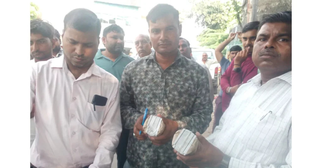आगरा खाद्य सुरक्षा विभाग, दीपावली मिलावट जांच, अस्वच्छ खोया, आगरा खोया मंडी छापेमारी, फूड सेफ्टी यूपी, दीपावली खाद्य निरीक्षण, मिठाई जांच आगरा, खाद्य सुरक्षा अधिकारी कार्रवाई, फूड एडुलटरेशन यूपी, खोया नष्ट कार्रवाई