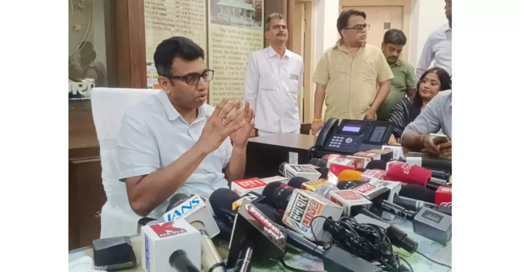 ऑपरेशन उटंगन, आगरा न्यूज, जिलाधिकारी अरविंद मल्लप्पा बंगारी, उटंगन नदी हादसा, मूर्ति विसर्जन हादसा, एनडीआरएफ आगरा, एसडीआरएफ ऑपरेशन, सेना पैराफील्ड कंपनी, जयवीर सिंह आगरा, योगी आदित्यनाथ, आगरा रेस्क्यू मिशन, operation utangan agra, dm arvind mallappa bangari news, agra latest update, उत्तर प्रदेश ताजा खबर, emotional rescue operation