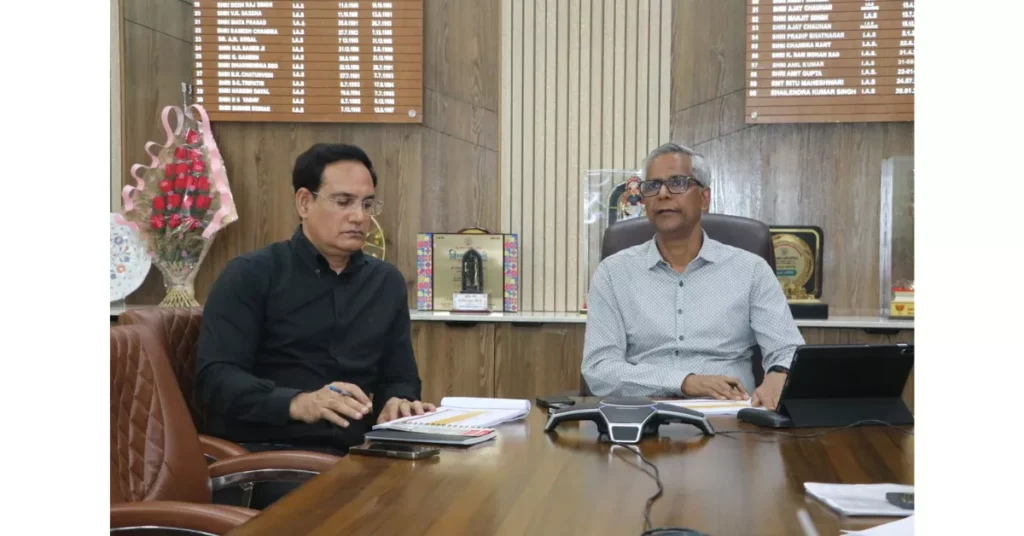 मण्डलायुक्त शैलेन्द्र कुमार सिंह, आगरा मंडल समीक्षा बैठक, राजस्व वसूली, कृषक दुर्घटना कल्याण योजना, दीपावली सुरक्षा, आगरा समाचार, फिरोजाबाद खबरें, मथुरा प्रशासन, यूपी सरकार, Uttar Pradesh News, Agra News Live, Google Discover News Hindi