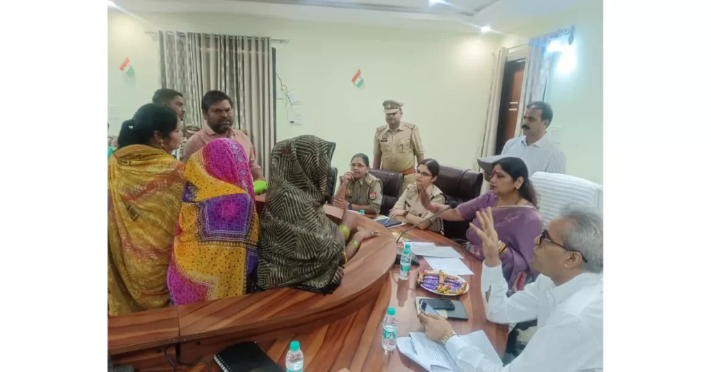 राज्य महिला आयोग आगरा, महिला उत्पीड़न, घरेलू हिंसा, आगरा महिला सुरक्षा, दहेज उत्पीड़न, महिला जन सुनवाई 2025, डॉ बबीता सिंह चौहान, योगी सरकार महिला सुरक्षा, कन्या सुमंगला योजना, महिला कौशल विकास आगरा, महिला पेंशन योजना, महिला अधिकार आगरा, महिला सुरक्षा हेल्पलाइन 112, आगरा महिला शिकायत, Uttar Pradesh Women Commission, Women Safety Agra, Domestic Violence Agra, Women Empowerment Agra, Agra Women News