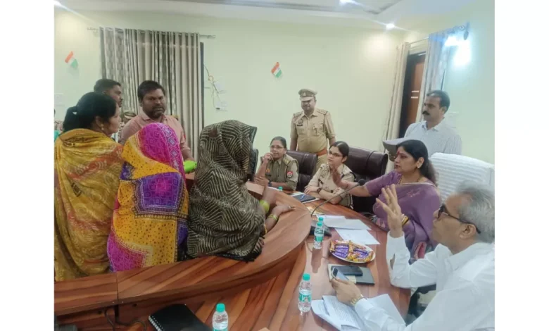 राज्य महिला आयोग आगरा, महिला उत्पीड़न, घरेलू हिंसा, आगरा महिला सुरक्षा, दहेज उत्पीड़न, महिला जन सुनवाई 2025, डॉ बबीता सिंह चौहान, योगी सरकार महिला सुरक्षा, कन्या सुमंगला योजना, महिला कौशल विकास आगरा, महिला पेंशन योजना, महिला अधिकार आगरा, महिला सुरक्षा हेल्पलाइन 112, आगरा महिला शिकायत, Uttar Pradesh Women Commission, Women Safety Agra, Domestic Violence Agra, Women Empowerment Agra, Agra Women News