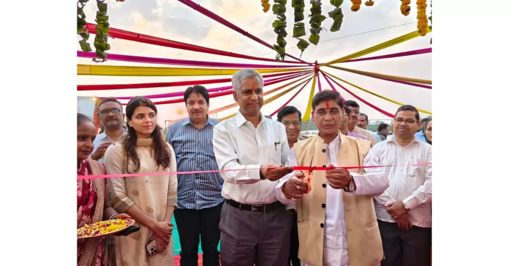 मंडलीय सरस मेला 2025, यूपी ट्रेड शो 2025, आगरा समाचार, एनआरएलएम योजना, महिला आत्मनिर्भरता, लखपति दीदी योजना, ग्रामीण आजीविका मिशन, स्वयं सहायता समूह, योगी आदित्यनाथ योजनाएं, नरेंद्र मोदी महिला विकास, महिला सशक्तिकरण, हस्तनिर्मित उत्पाद, स्वदेशी मेला आगरा, आत्मनिर्भर भारत, महिला उद्यमिता, उद्योग विभाग यूपी, टूल किट वितरण, ग्रामीण महिलाएं, महिला विकास कार्यक्रम, डीसी एनआरएलएम आगरा, महिला स्वरोजगार, यूपी सरकार योजना