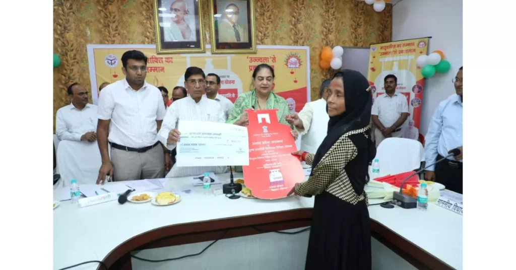प्रधानमंत्री उज्ज्वला योजना, उज्ज्वला गैस सब्सिडी 2025, दीपावली सब्सिडी योजना, योगी आदित्यनाथ योजना, मोदी सरकार योजना, महिला कल्याण योजना, आगरा उज्ज्वला लाभार्थी, यूपी गैस सब्सिडी, प्रधानमंत्री योजना समाचार, महिला सशक्तिकरण 2025, उज्ज्वला योजना अपडेट, free gas cylinder diwali, diwali subsidy news, ujjwala yojana diwali gift, agra diwali news, up government subsidy scheme, women empowerment scheme, mission shakti 5.0, yogi modi government, ujjwala scheme 2025