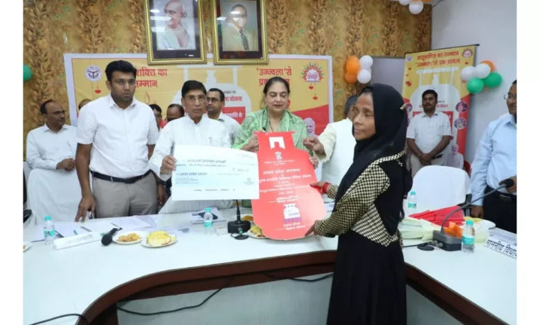 प्रधानमंत्री उज्ज्वला योजना, उज्ज्वला गैस सब्सिडी 2025, दीपावली सब्सिडी योजना, योगी आदित्यनाथ योजना, मोदी सरकार योजना, महिला कल्याण योजना, आगरा उज्ज्वला लाभार्थी, यूपी गैस सब्सिडी, प्रधानमंत्री योजना समाचार, महिला सशक्तिकरण 2025, उज्ज्वला योजना अपडेट, free gas cylinder diwali, diwali subsidy news, ujjwala yojana diwali gift, agra diwali news, up government subsidy scheme, women empowerment scheme, mission shakti 5.0, yogi modi government, ujjwala scheme 2025