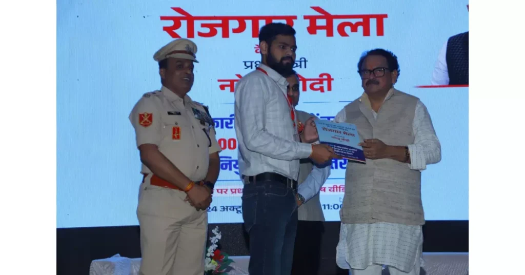 आगरा समाचार, रोजगार मेला, एसपी सिंह बघेल, नरेंद्र मोदी, नियुक्ति पत्र वितरण, सरकारी नौकरी, प्रधानमंत्री रोजगार योजना, आगरा रोजगार मेला, युवाओं को नौकरी, आत्मनिर्भर भारत, केंद्र सरकार योजना, मोदी सरकार उपलब्धि, आगरा कॉलेज कार्यक्रम, यूपी रोजगार समाचार, जॉब फेयर इंडिया, सरकारी योजना समाचार, शिक्षा और रोजगार