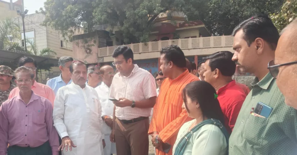 छठ पूजा आगरा, छठ पूजा तैयारी, बल्केश्वर घाट आगरा, कैलाश घाट निरीक्षण, जिलाधिकारी अरविंद मल्लप्पा बंगारी, विधायक पुरुषोत्तम खंडेलवाल, आगरा समाचार, यमुना घाट सुरक्षा, छठ पूजा 2025, आगरा प्रशासन, छठ पूजा व्यवस्था, आगरा छठ घाट, डीएम आगरा निरीक्षण, यूपी न्यूज़, छठ पर्व आगरा