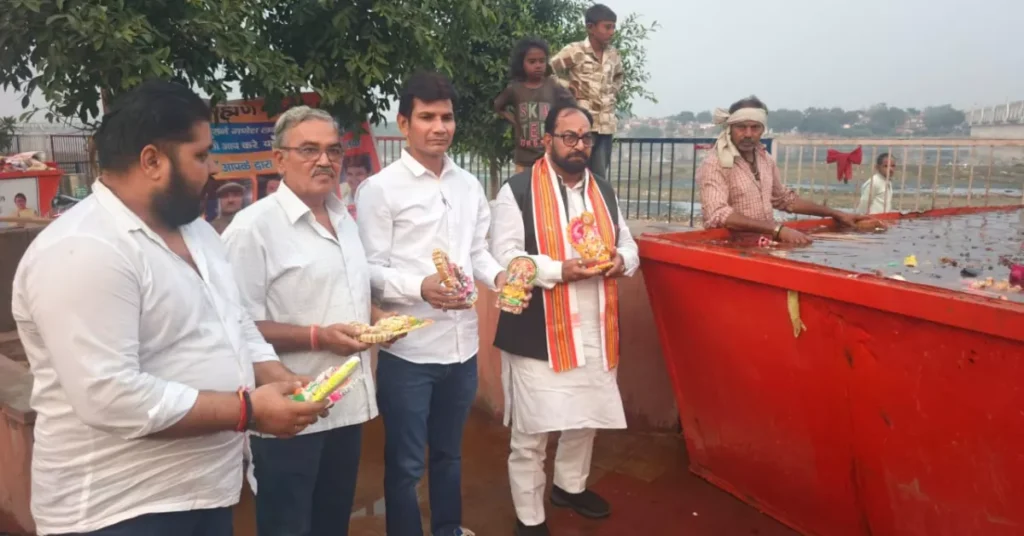 आगरा समाचार, ब्राह्मण परिषद आगरा, गणेश लक्ष्मी मूर्ति विसर्जन, वैदिक विधि, दिवाली के बाद मूर्ति विसर्जन, सुनील दुबे, हाथी घाट आगरा, यमुना घाट विसर्जन, धार्मिक अभियान, पर्यावरण संरक्षण, सामाजिक पहल, श्रद्धा और आस्था, मूर्ति सम्मान अभियान, समाज सेवा