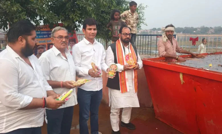 आगरा समाचार, ब्राह्मण परिषद आगरा, गणेश लक्ष्मी मूर्ति विसर्जन, वैदिक विधि, दिवाली के बाद मूर्ति विसर्जन, सुनील दुबे, हाथी घाट आगरा, यमुना घाट विसर्जन, धार्मिक अभियान, पर्यावरण संरक्षण, सामाजिक पहल, श्रद्धा और आस्था, मूर्ति सम्मान अभियान, समाज सेवा