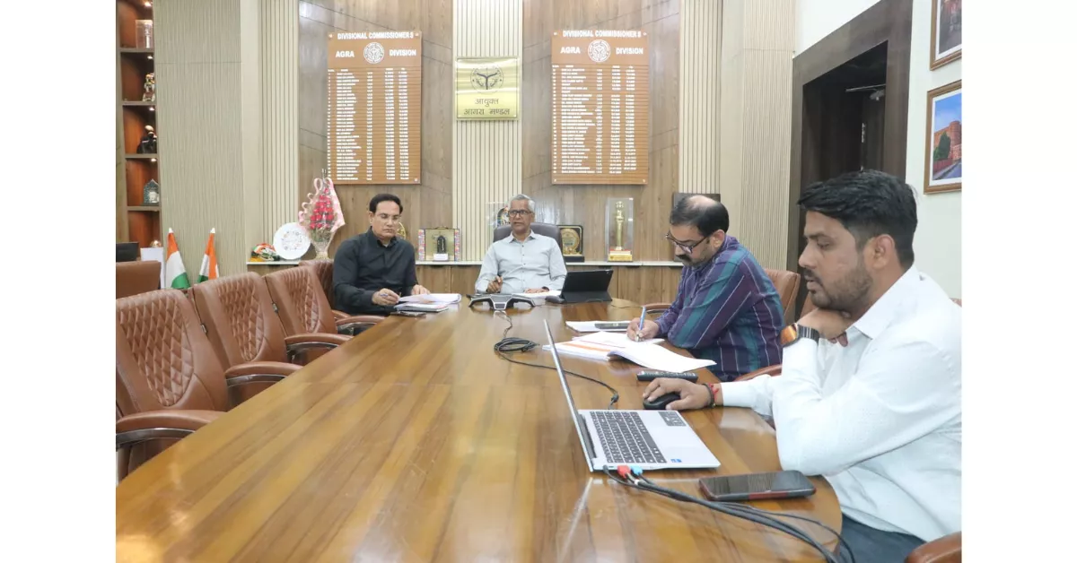 मण्डलायुक्त शैलेन्द्र कुमार सिंह, आगरा मंडल समीक्षा बैठक, राजस्व वसूली, कृषक दुर्घटना कल्याण योजना, दीपावली सुरक्षा, आगरा समाचार, फिरोजाबाद खबरें, मथुरा प्रशासन, यूपी सरकार, Uttar Pradesh News, Agra News Live, Google Discover News Hindi