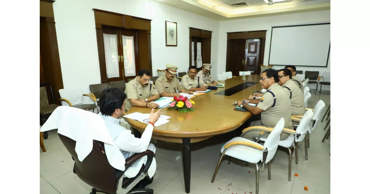 नितिन अग्रवाल, आबकारी मंत्री आगरा, आबकारी विभाग समीक्षा बैठक, जीएसटी सुधार, व्यापारियों का सम्मेलन दिल्ली, पीएम मोदी धन्यवाद सम्मेलन, आबकारी विभाग आगरा, अवैध शराब नियंत्रण, जीएसटी दरों में बदलाव, hindidainiksamachar, आगरा ताज़ा खबर