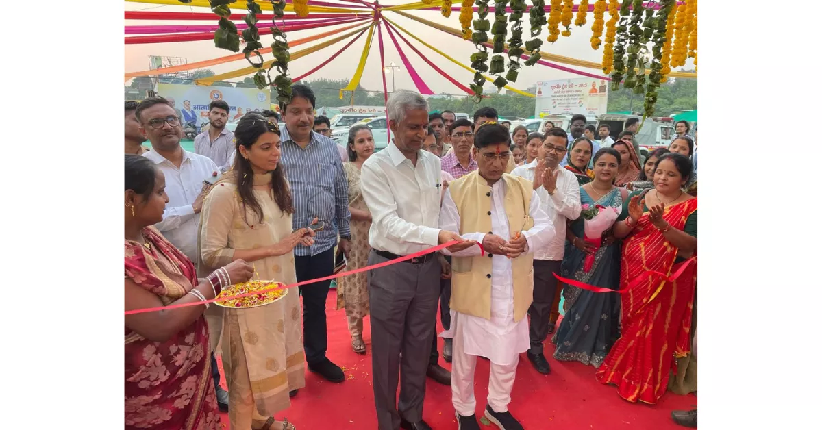 मंडलीय सरस मेला 2025, यूपी ट्रेड शो 2025, आगरा समाचार, एनआरएलएम योजना, महिला आत्मनिर्भरता, लखपति दीदी योजना, ग्रामीण आजीविका मिशन, स्वयं सहायता समूह, योगी आदित्यनाथ योजनाएं, नरेंद्र मोदी महिला विकास, महिला सशक्तिकरण, हस्तनिर्मित उत्पाद, स्वदेशी मेला आगरा, आत्मनिर्भर भारत, महिला उद्यमिता, उद्योग विभाग यूपी, टूल किट वितरण, ग्रामीण महिलाएं, महिला विकास कार्यक्रम, डीसी एनआरएलएम आगरा, महिला स्वरोजगार, यूपी सरकार योजना