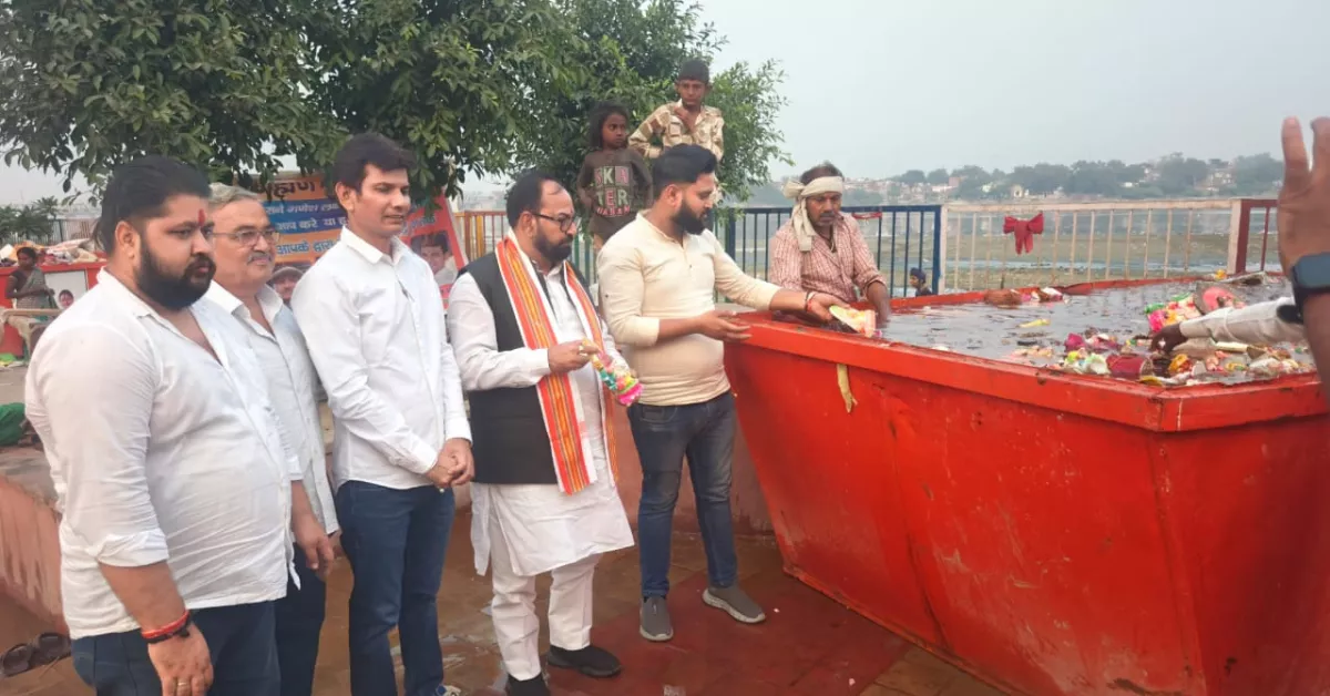 आगरा समाचार, ब्राह्मण परिषद आगरा, गणेश लक्ष्मी मूर्ति विसर्जन, वैदिक विधि, दिवाली के बाद मूर्ति विसर्जन, सुनील दुबे, हाथी घाट आगरा, यमुना घाट विसर्जन, धार्मिक अभियान, पर्यावरण संरक्षण, सामाजिक पहल, श्रद्धा और आस्था, मूर्ति सम्मान अभियान, समाज सेवा