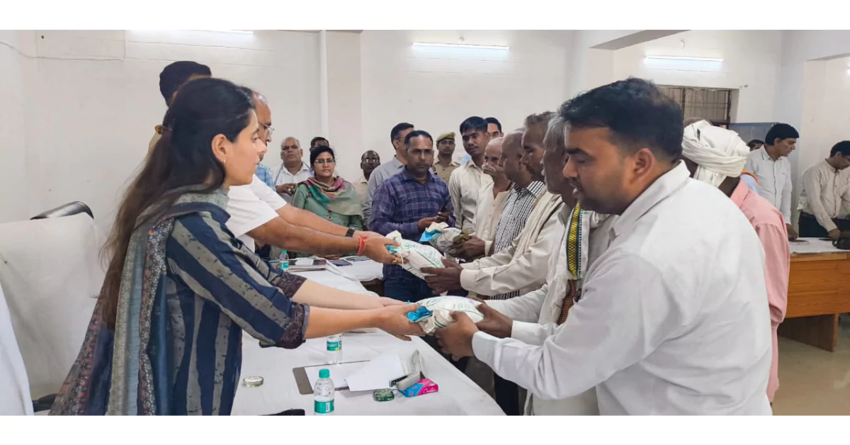 आगरा सरसों मिनिकिट योजना 2025, मुफ्त सरसों बीज यूपी सरकार, पूसा सरसों 32 बीज वितरण, यूपी कृषि समाचार, किसान बीज योजना, agridarshan up gov in, रबी फसल 2025-26, आगरा कृषि विभाग योजना