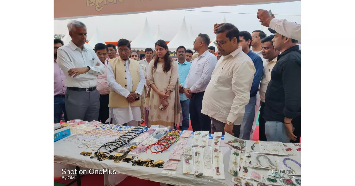 मंडलीय सरस मेला 2025, यूपी ट्रेड शो 2025, आगरा समाचार, एनआरएलएम योजना, महिला आत्मनिर्भरता, लखपति दीदी योजना, ग्रामीण आजीविका मिशन, स्वयं सहायता समूह, योगी आदित्यनाथ योजनाएं, नरेंद्र मोदी महिला विकास, महिला सशक्तिकरण, हस्तनिर्मित उत्पाद, स्वदेशी मेला आगरा, आत्मनिर्भर भारत, महिला उद्यमिता, उद्योग विभाग यूपी, टूल किट वितरण, ग्रामीण महिलाएं, महिला विकास कार्यक्रम, डीसी एनआरएलएम आगरा, महिला स्वरोजगार, यूपी सरकार योजना