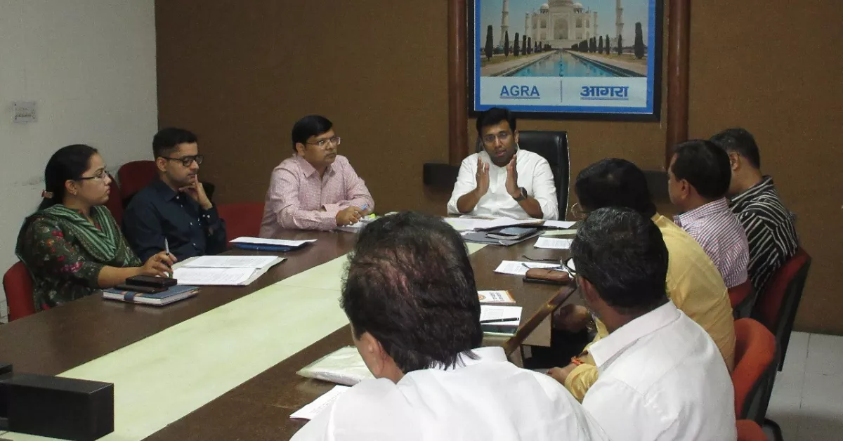 जिलाधिकारी आगरा, अरविन्द मल्लप्पा बंगारी, आगरा समाचार, आगरा निर्वाचन, मतदाता सूची पुनरीक्षण, निर्वाचन आयोग आगरा, विशेष प्रगाढ़ पुनरीक्षण 2025, विधानसभा चुनाव 2026, आगरा वोटर लिस्ट, आगरा बीएलओ, निर्वाचन अधिकारी बैठक, आगरा राजनीतिक बैठक, यूपी चुनाव अपडेट, आगरा जिले की खबरें, voter list revision agra, election commission meeting agra, democracy transparency india