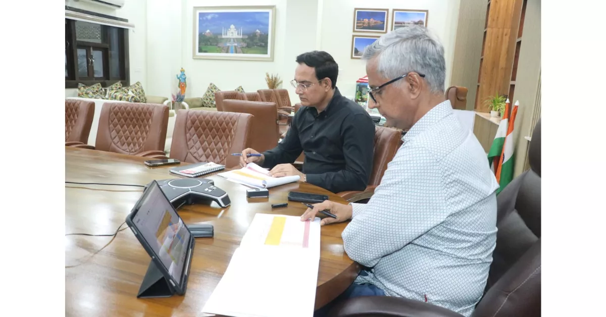 मण्डलायुक्त शैलेन्द्र कुमार सिंह, आगरा मंडल समीक्षा बैठक, राजस्व वसूली, कृषक दुर्घटना कल्याण योजना, दीपावली सुरक्षा, आगरा समाचार, फिरोजाबाद खबरें, मथुरा प्रशासन, यूपी सरकार, Uttar Pradesh News, Agra News Live, Google Discover News Hindi