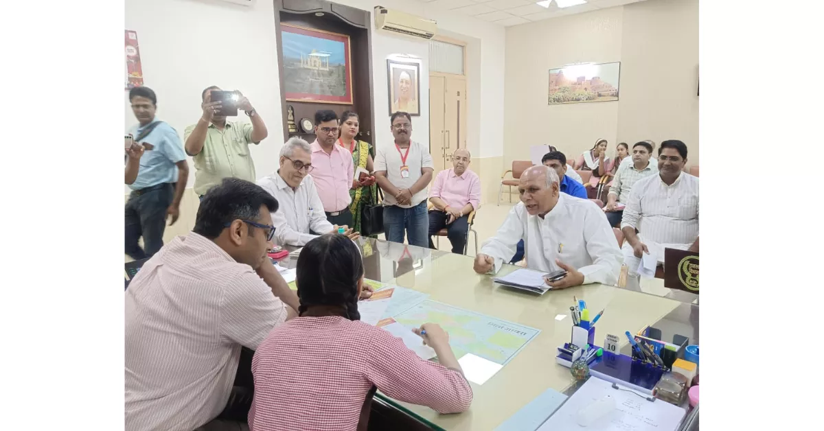 मिशन शक्ति 5.0, आगरा समाचार, छात्रा गुलाल, एक दिन की डीएम, जिलाधिकारी अरविंद मल्लप्पा बंगारी, महिला सशक्तिकरण, योगी आदित्यनाथ, बेटी बचाओ बेटी पढ़ाओ, UP Mission Shakti, Girl Empowerment India, Student Became DM, Agra Girl News, IAS Inspiration, Beti Bachao Beti Padhao UP, महिला अधिकार, यूपी महिला सुरक्षा, आगरा न्यूज, Mission Shakti UP 2025