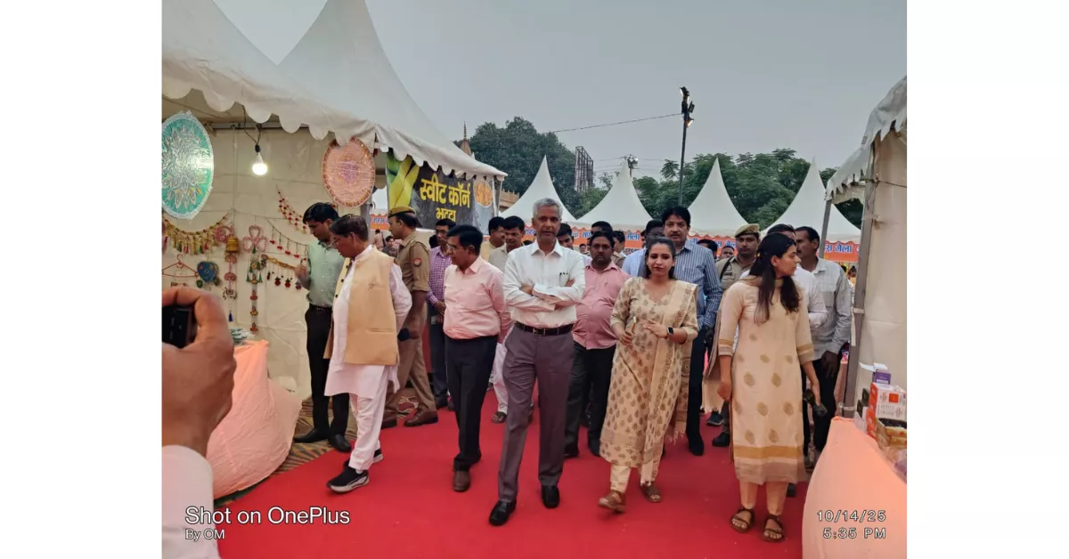 मंडलीय सरस मेला 2025, यूपी ट्रेड शो 2025, आगरा समाचार, एनआरएलएम योजना, महिला आत्मनिर्भरता, लखपति दीदी योजना, ग्रामीण आजीविका मिशन, स्वयं सहायता समूह, योगी आदित्यनाथ योजनाएं, नरेंद्र मोदी महिला विकास, महिला सशक्तिकरण, हस्तनिर्मित उत्पाद, स्वदेशी मेला आगरा, आत्मनिर्भर भारत, महिला उद्यमिता, उद्योग विभाग यूपी, टूल किट वितरण, ग्रामीण महिलाएं, महिला विकास कार्यक्रम, डीसी एनआरएलएम आगरा, महिला स्वरोजगार, यूपी सरकार योजना