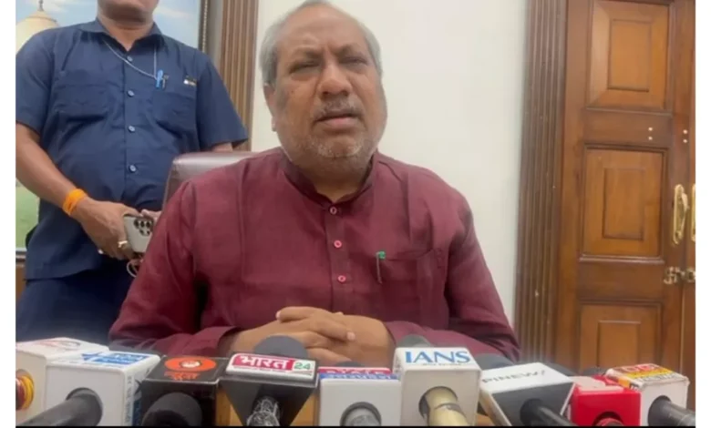 आगरा समाचार, डॉ. संजय निषाद, मत्स्य विभाग, झींगा मछली पालन, प्रधानमंत्री मत्स्य संपदा योजना, मुख्यमंत्री मत्स्य संपदा योजना, मत्स्यपालक कल्याण कोष, योगी आदित्यनाथ सरकार, नरेंद्र मोदी सरकार, यूपी सरकार योजनाएं, मत्स्यपालक समाज, आगरा विकास, आगरा मत्स्य विभाग, मथुरा एक्वा पार्क, आगरा फिशरी हब, झींगा पालन परियोजना, आगरा जिले की खबर, ग्रामीण रोजगार, आत्मनिर्भर भारत, किसान कल्याण योजना, आगरा मत्स्य पालन योजना, मत्स्यपालकों की बैठक, आगरा सर्किट हाउस बैठक, यूपी कृषि समाचार, सरकारी योजनाएं 2025, प्रधानमंत्री योजना अपडेट