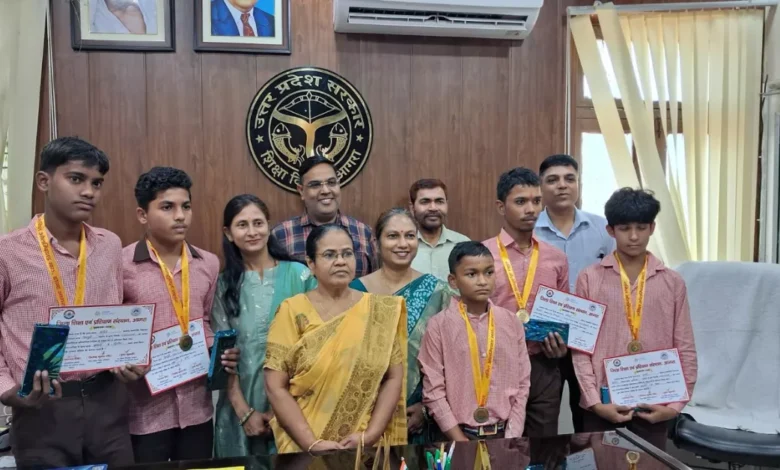 गणित ओलंपियाड 2025, आगरा समाचार, अकोला विद्यालय, आदर्श छात्र, डायट आगरा, राज्य स्तरीय प्रतियोगिता, पुष्पा कुमारी, यशपाल सिंह, यूपी शिक्षा विभाग, शिक्षा समाचार, बच्चों की सफलता, प्रतिभा सम्मान, math olympiad winners, आगरा शिक्षा खबरें, hindi news, एस शेरवानी, बाल शिक्षा, गणित प्रतियोगिता परिणाम, आगरा टॉप स्टूडेंट, छात्र उपलब्धि, आगरा न्यूज अपडेट