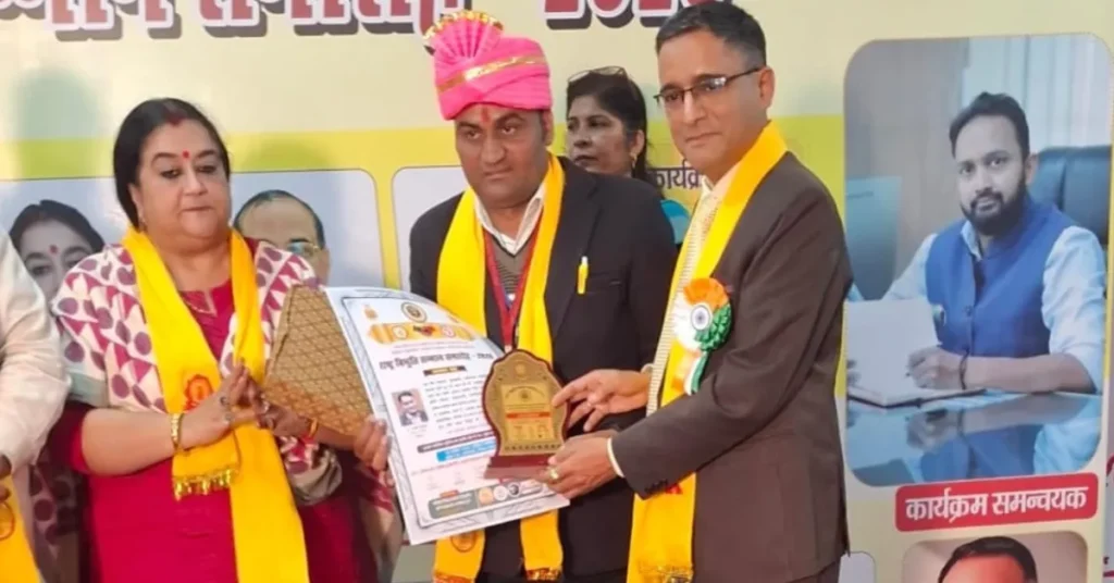 Kheragarh Breaking: आगरा के शिक्षक डॉ. सतीश कुमार को मिला राष्ट्र विभूति सम्मान 2025 आगरा के शिक्षक डॉ. सतीश कुमार को मिला राष्ट्र विभूति सम्मान 2025