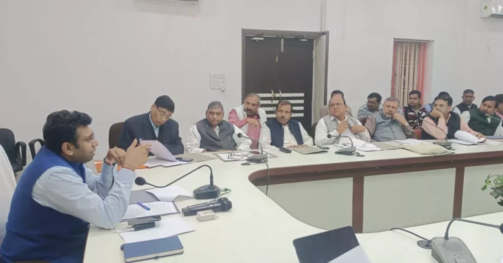 Agra Breaking: आगरा में जिलाधिकारी अरविंद बंगारी की अध्यक्षता में मतदेय स्थलों के संभाजन पर महत्वपूर्ण बैठक, 233 नए बूथ जोड़े गए आगरा निर्वाचन अधिकारी, मतदेय स्थल संभाजन, polling station reshuffle 2025, जिलाधिकारी अरविंद बंगारी, आगरा चुनाव तैयारी, आगरा राजनीतिक बैठक, विशेष प्रगाढ़ पुनरीक्षण, मतदाता सूची संशोधन, चुनाव आयोग आगरा, polling booth reorganization up