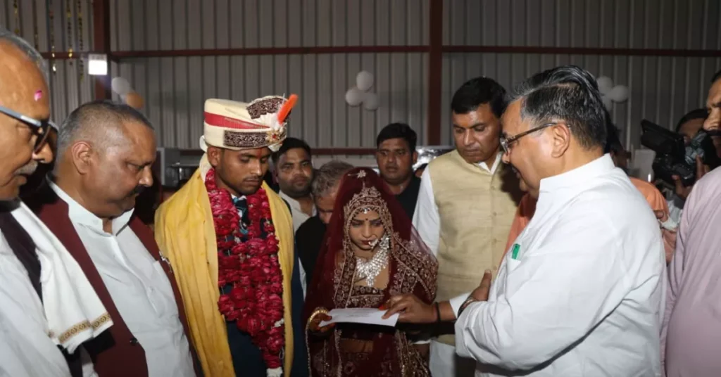 आगरा में मंत्री जयवीर सिंह ने 25 बेटियों के सर्वधर्म सामूहिक विवाह में दिया आशीर्वाद
