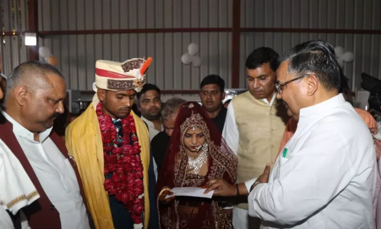 आगरा में मंत्री जयवीर सिंह ने 25 बेटियों के सर्वधर्म सामूहिक विवाह में दिया आशीर्वाद
