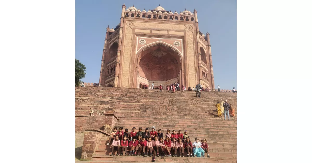 खेरागढ़ शैक्षिक भ्रमण, फतेहपुर सीकरी भ्रमण, बुलंद दरवाजा इतिहास, सरकारी विद्यालय गतिविधि, जयवीर सिंह प्रधानाध्यापक, बच्चों की स्कूल यात्रा, परिषदीय विद्यालय समाचार, आगरा शिक्षा समाचार, ग्रामीण बच्चों का भ्रमण, experiential learning हिंदी
