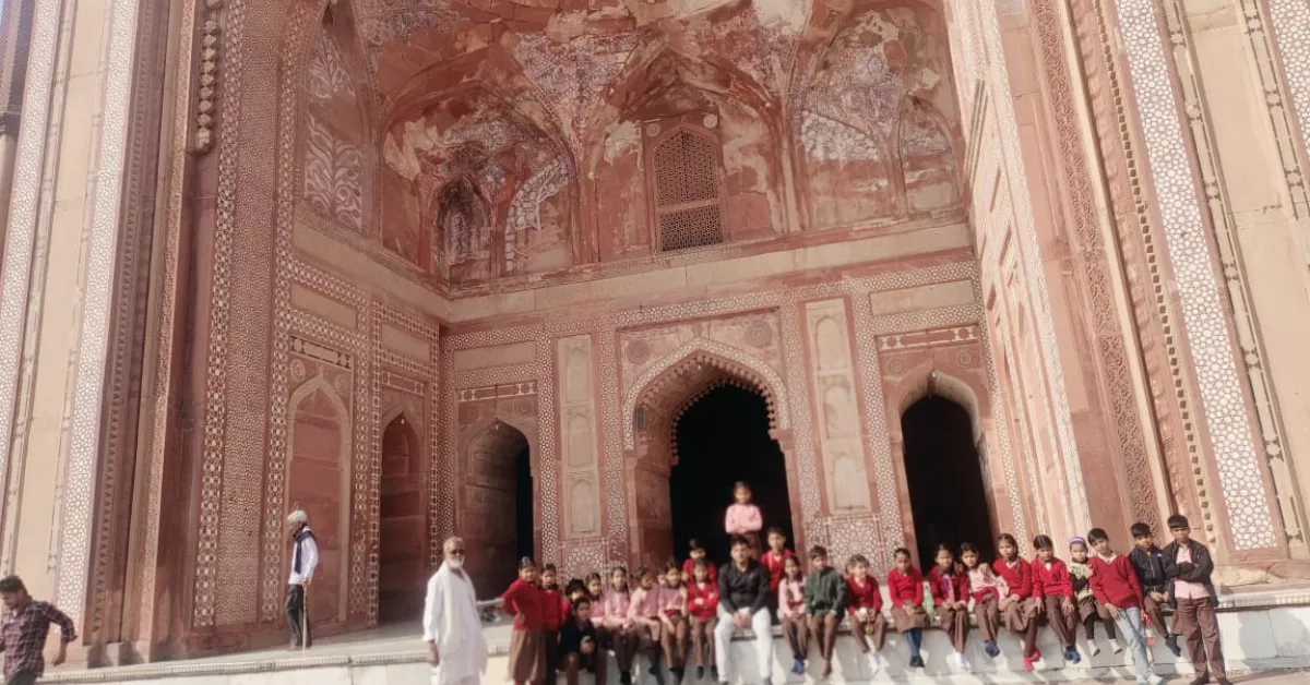 खेरागढ़ शैक्षिक भ्रमण, फतेहपुर सीकरी भ्रमण, बुलंद दरवाजा इतिहास, सरकारी विद्यालय गतिविधि, जयवीर सिंह प्रधानाध्यापक, बच्चों की स्कूल यात्रा, परिषदीय विद्यालय समाचार, आगरा शिक्षा समाचार, ग्रामीण बच्चों का भ्रमण, experiential learning हिंदी