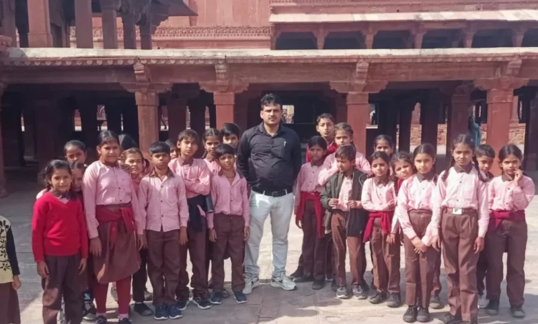 खेरागढ़ शैक्षिक भ्रमण, फतेहपुर सीकरी भ्रमण, बुलंद दरवाजा इतिहास, सरकारी विद्यालय गतिविधि, जयवीर सिंह प्रधानाध्यापक, बच्चों की स्कूल यात्रा, परिषदीय विद्यालय समाचार, आगरा शिक्षा समाचार, ग्रामीण बच्चों का भ्रमण, experiential learning हिंदी