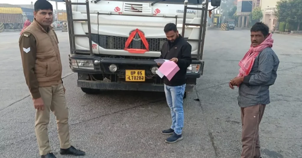 Agra Breaking: आगरा में अवैध खनन व ओवरलोडिंग पर बड़ी कार्रवाई, 275 वाहनों की चेकिंग | जिलाधिकारी बंगारी सख्त आगरा अवैध खनन, आगरा ओवरलोडिंग कार्रवाई, जिलाधिकारी अरविंद मल्लप्पा बंगारी, खनन अभियान आगरा, प्रशासनिक कार्रवाई आगरा, अवैध परिवहन रोक अभियान, वाहन चेकिंग आगरा, ओवरलोड चालान आगरा, खनिज परिवहन जांच आगरा, यूपी प्रशासन कार्रवाई