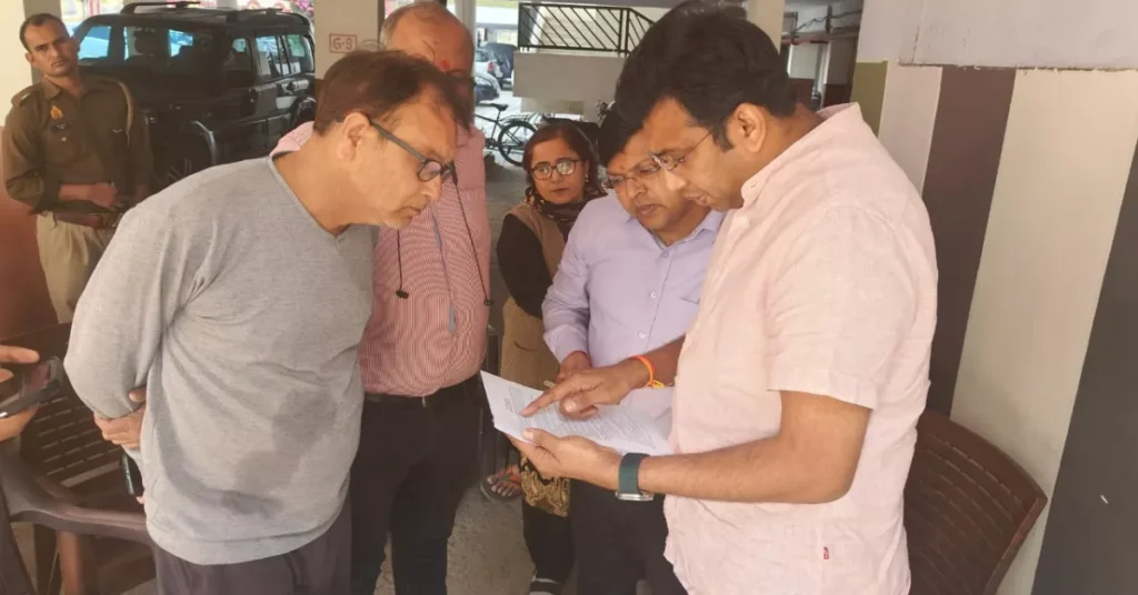 SIR SURVEY AGRA: आगरा में जिलाधिकारी ने घर-घर SIR सर्वे का औचक निरीक्षण किया SIR Survey Agra, जिलाधिकारी आगरा निरीक्षण, voter list revision UP, Election Commission India update, BLO verification drive, democratic process India, आगरा उत्तर विधानसभा समाचार, voter list correction campaign, DM Arvind Mallappa Bangari Agra, special intensive revision UP