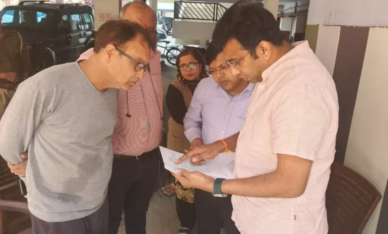 SIR Survey Agra, जिलाधिकारी आगरा निरीक्षण, voter list revision UP, Election Commission India update, BLO verification drive, democratic process India, आगरा उत्तर विधानसभा समाचार, voter list correction campaign, DM Arvind Mallappa Bangari Agra, special intensive revision UP