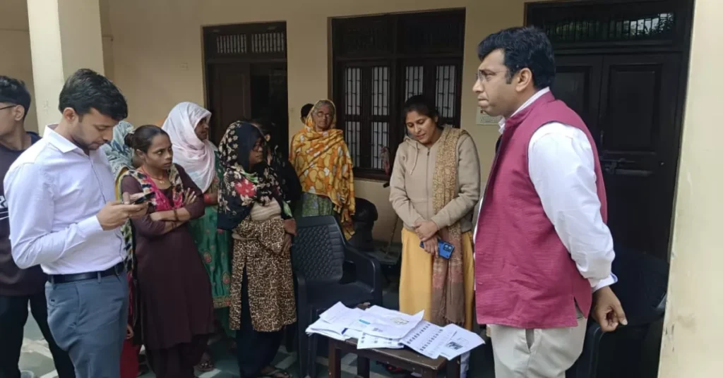 SIR 2025 आगरा, BLO निरीक्षण आगरा, अरविंद मल्लप्पा बंगारी, मतदाता सूची संशोधन आगरा, गणना प्रपत्र भरना, डोर टू डोर सर्वे चुनाव, वोटर लिस्ट अपडेट यूपी, सुपरवाइजर निरीक्षण आगरा, BLO ऐप फीडिंग