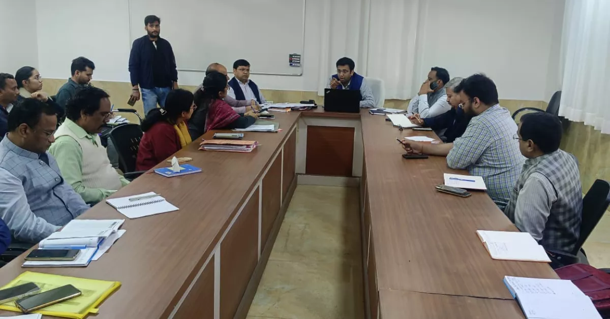 आगरा वोटर लिस्ट अपडेट, SIR 2026 यूपी, हस्ताक्षरित फॉर्म बीएलओ, ड्राफ्ट मतदाता सूची, अरविंद मल्लप्पा बंगारी निर्देश, वोटर जागरूकता अभियान, चुनाव तैयारी आगरा, बीएलओ घर घर सर्वे