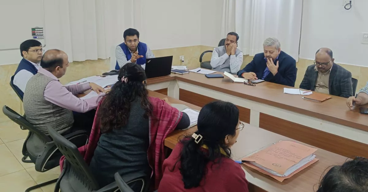 आगरा वोटर लिस्ट अपडेट, SIR 2026 यूपी, हस्ताक्षरित फॉर्म बीएलओ, ड्राफ्ट मतदाता सूची, अरविंद मल्लप्पा बंगारी निर्देश, वोटर जागरूकता अभियान, चुनाव तैयारी आगरा, बीएलओ घर घर सर्वे